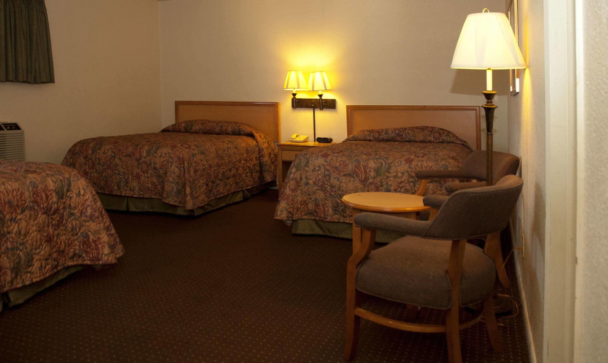 Travelers Budget Inn Great Bend エクステリア 写真